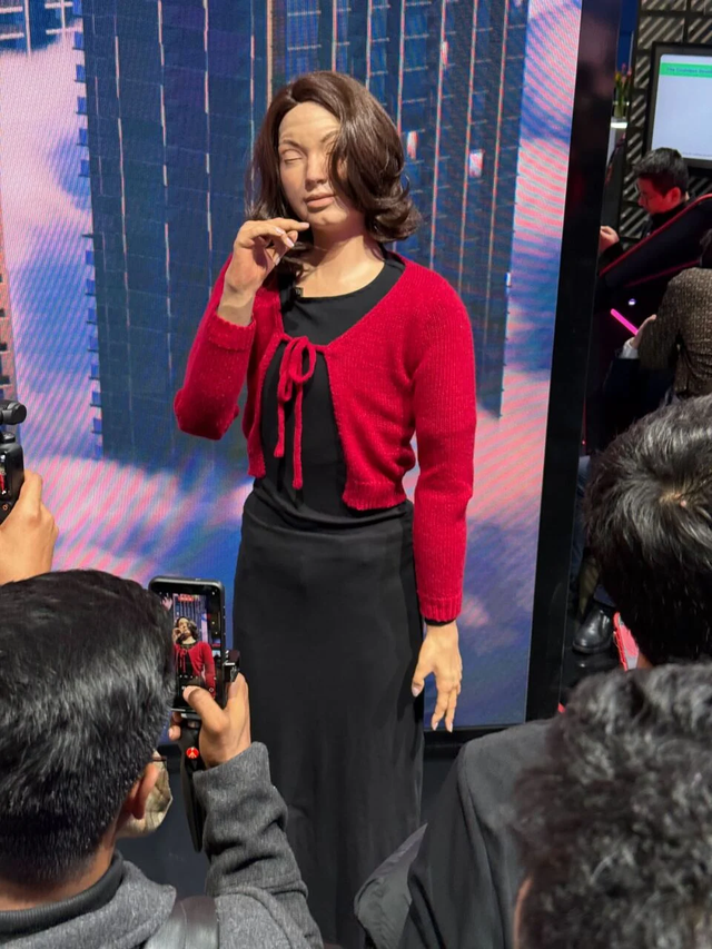 小狗也有智能手机了？MWC25上的黑科技，让我惊掉了下巴