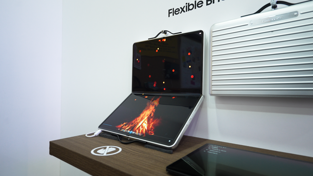 小狗也有智能手机了？MWC25上的黑科技，让我惊掉了下巴