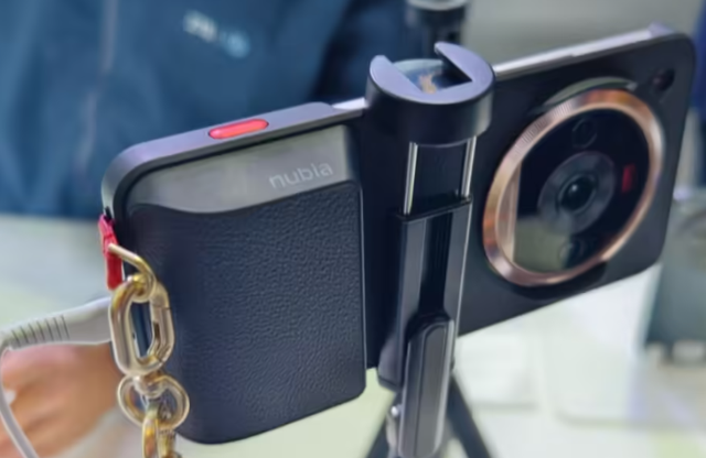 5.75mm、小屏三折、能换镜头！国产手机今年要变天了