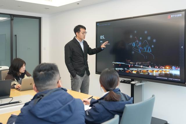 “95后”海归：为传统烟花注入科技活力