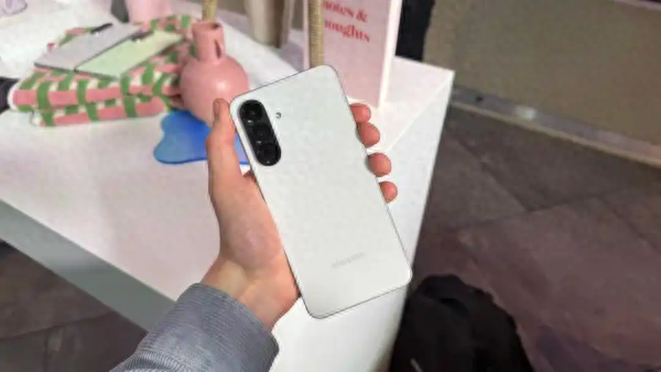 最新一期热门手机排行 三星A56登顶 小米15 Ultra第二