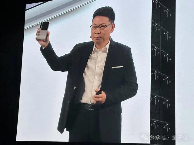 7499拿下纯血鸿蒙+DeepSeek，华为“小宽折叠”手机发布