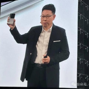 7499拿下纯血鸿蒙+DeepSeek，华为“小宽折叠”手机发布