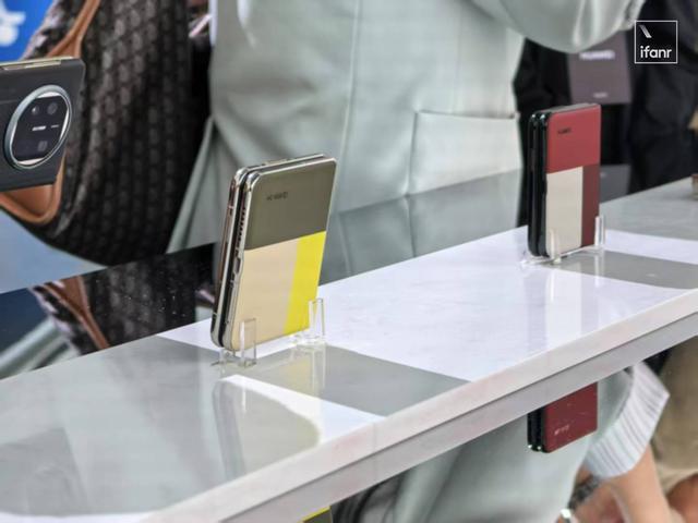 华为的新形态手机 Pura X ，要让小折叠撕下「美丽小废物」的标签