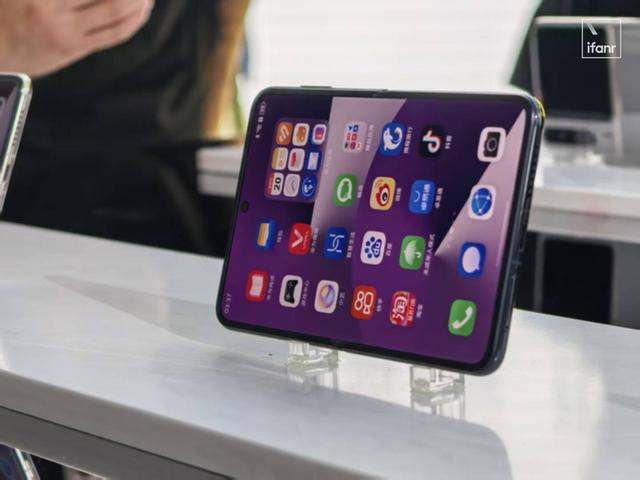 华为的新形态手机 Pura X ，要让小折叠撕下「美丽小废物」的标签