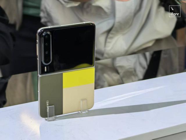 华为的新形态手机 Pura X ，要让小折叠撕下「美丽小废物」的标签