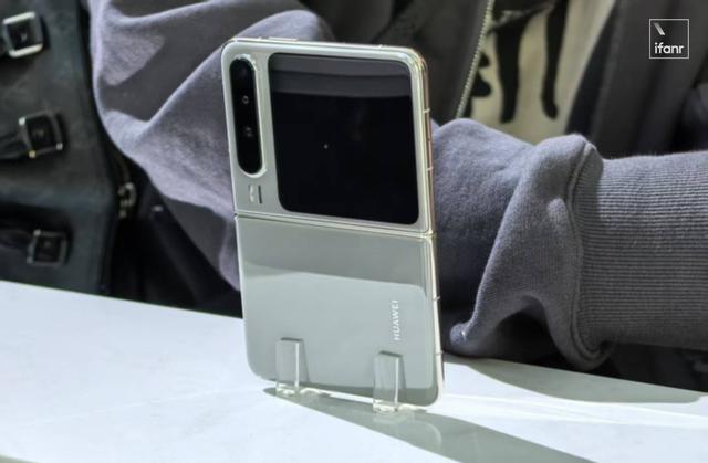 华为的新形态手机 Pura X ，要让小折叠撕下「美丽小废物」的标签